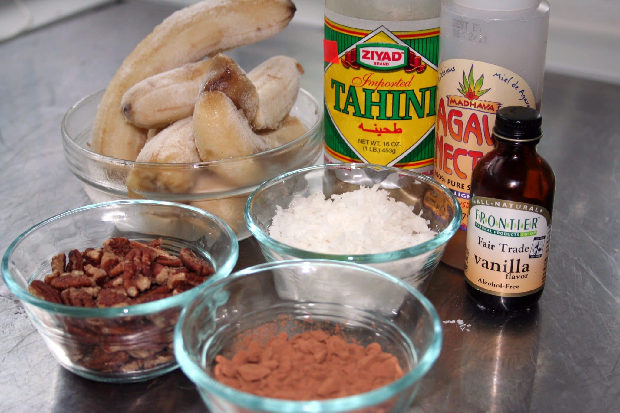 Ingredients to prepare banana truffles