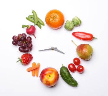 Clock whhere each number represented by a piece of fresh fruit or vegetable